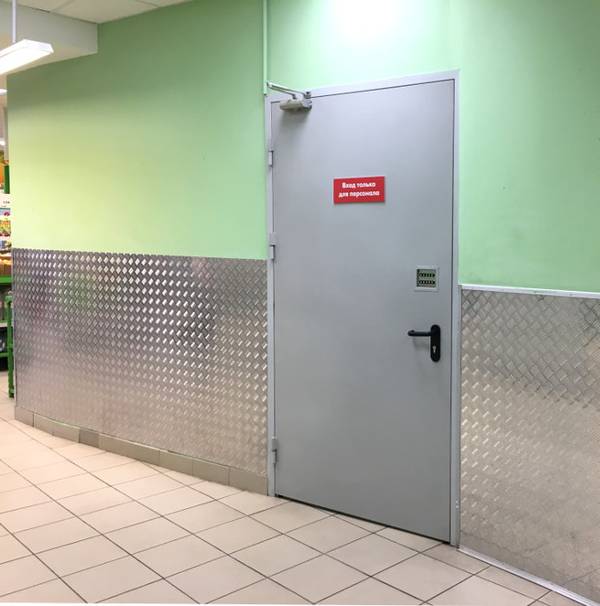 Дверь с кодовым замком в магазине