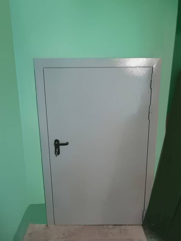 Нестандартная дверь (ул. Валовая, д.6)