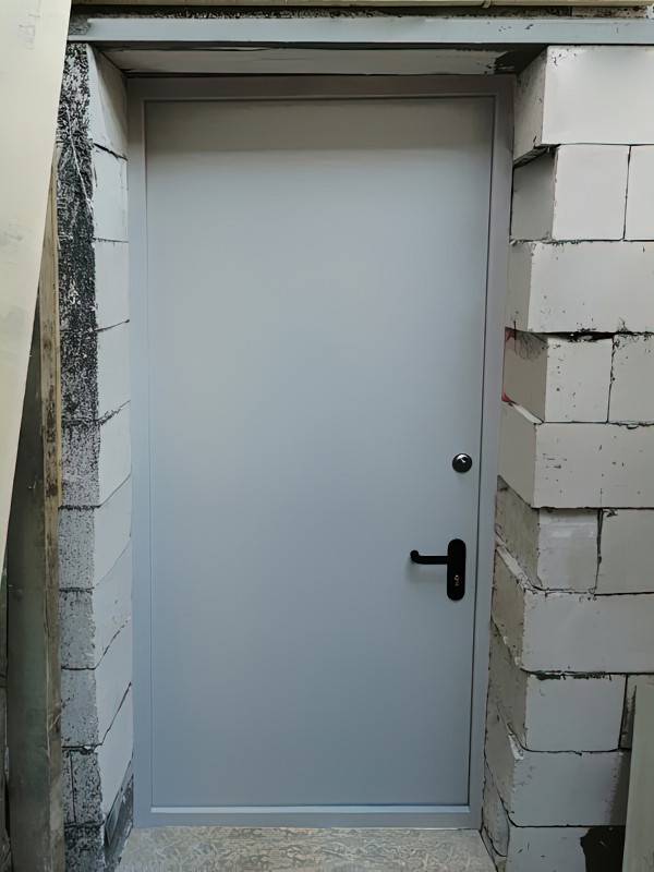 Огнестойкая дверь, фото сзади (коттеджный поселок, Истринский р-н)