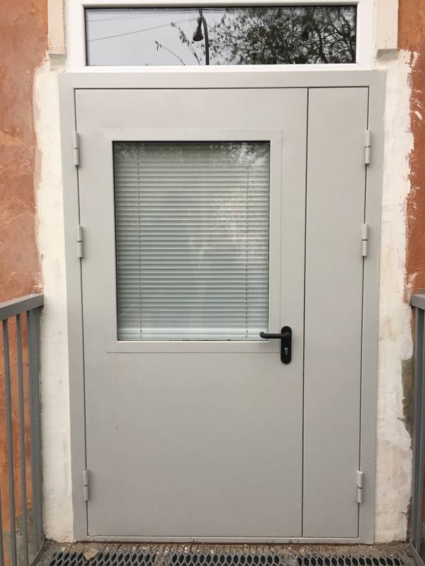 Полуторная противопожарная дверь со стеклопакетом