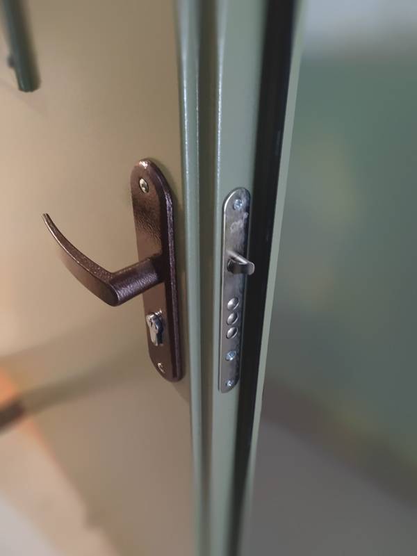 Замок с цилиндром (подъезд, ул. Архитектора Власова)